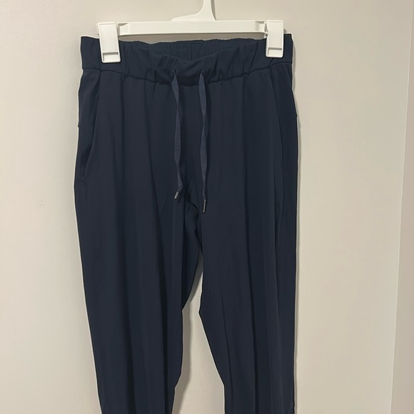 Lululemon Navy Blue On The Fly Jogger Pants Travel Athletic Hiking Size 4 - Picture 1 of 5